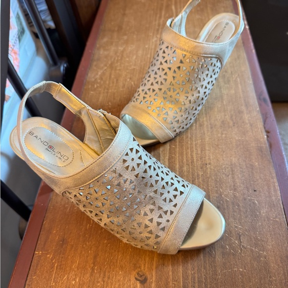 Bandolino Gold Heels with Chic Perforated Design Size 7.5 Gorgeous Heels Hott π₯ - Picture 2 of 16
